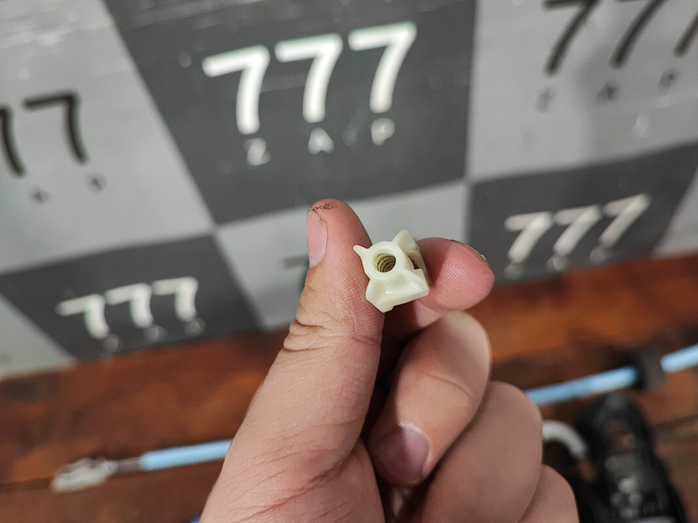 Кронштейн правой ручки с тросами BMW 8 (G15) 18-нв Б/У Оригинал 51217401206