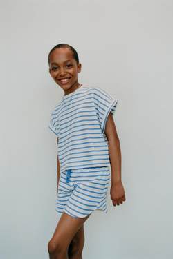 ZARA КОМПЛЕКТ ИЗ ФУТБОЛКИ И ШОРТОВ-БЕРМУДОВ ИЗ РЕЛЬЕФНОЙ ТКАНИ В ПОЛОСКУ, ПОЛОСКИ