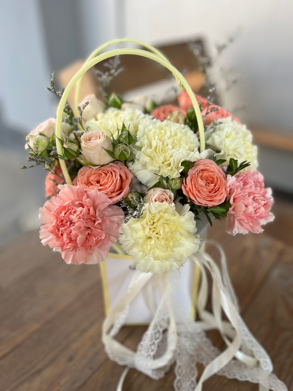 Сумочка с диантусами и кустовой розой