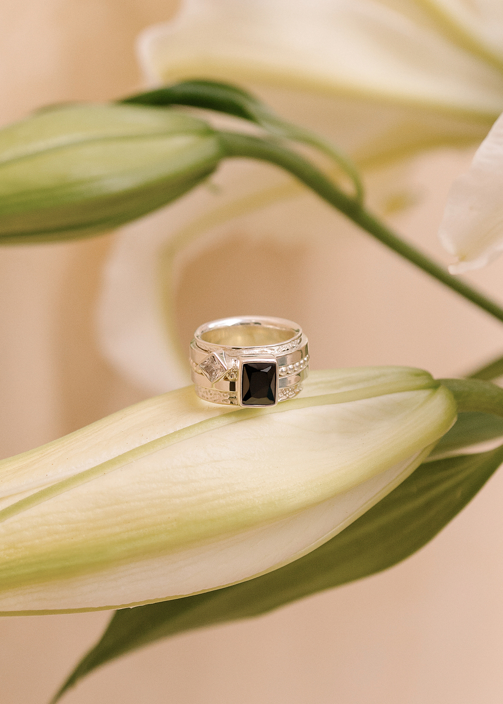 Кольцо «Мозаик» раф прямоугольный с ониксом и ромбом белый циркон