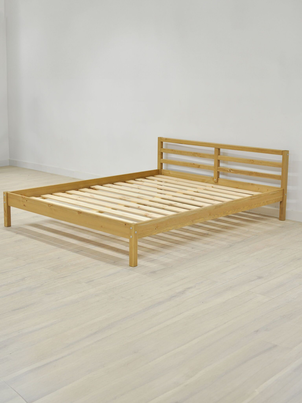 Кровать двуспальная 180x200 Тарва из сосны c настилом, бейц