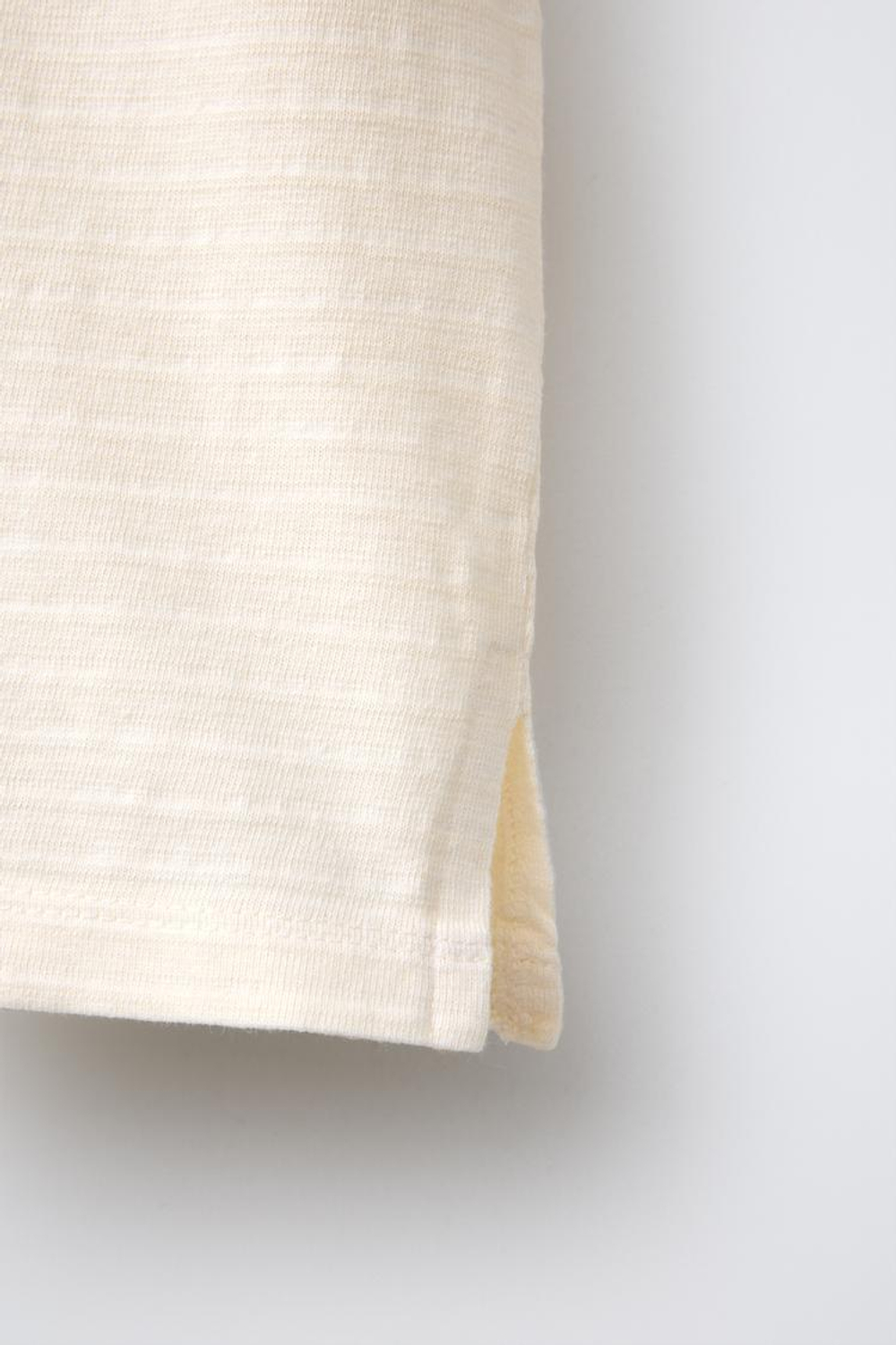 ZARA ФУТБОЛКА ИЗ РЕЛЬЕФНОЙ ТКАНИ С ВЫШИТОЙ НАДПИСЬЮ, ЭКРЮ