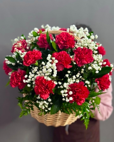 Корзина с красными гвоздиками