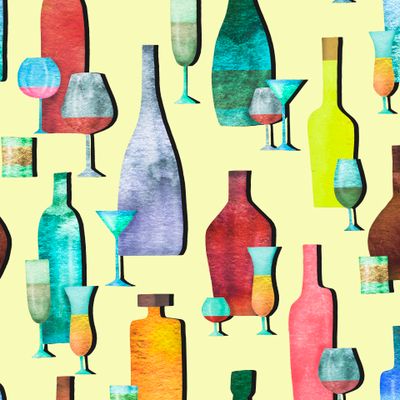 бутылки и стаканы на желтом