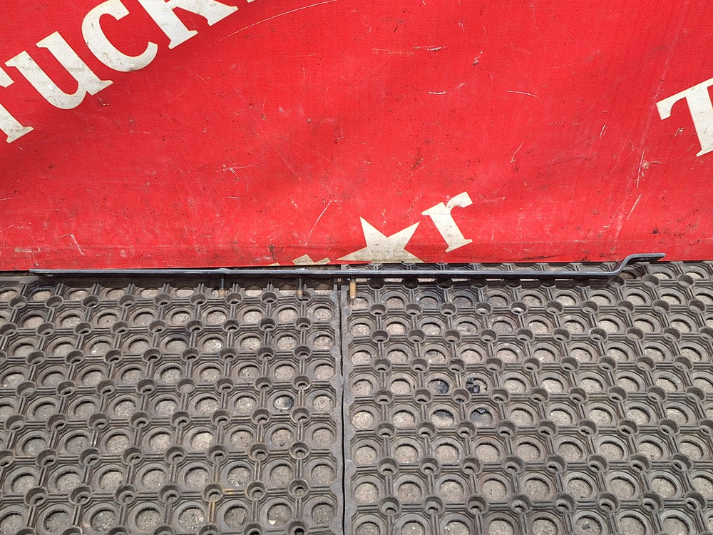 Кронштейн патрубков радиатора