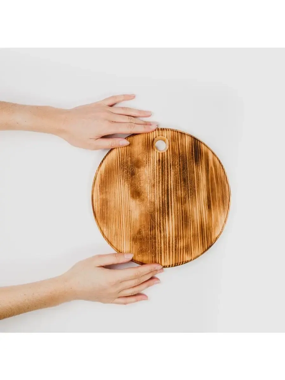 Деревянная менажница круглая с гравировкой из кедра