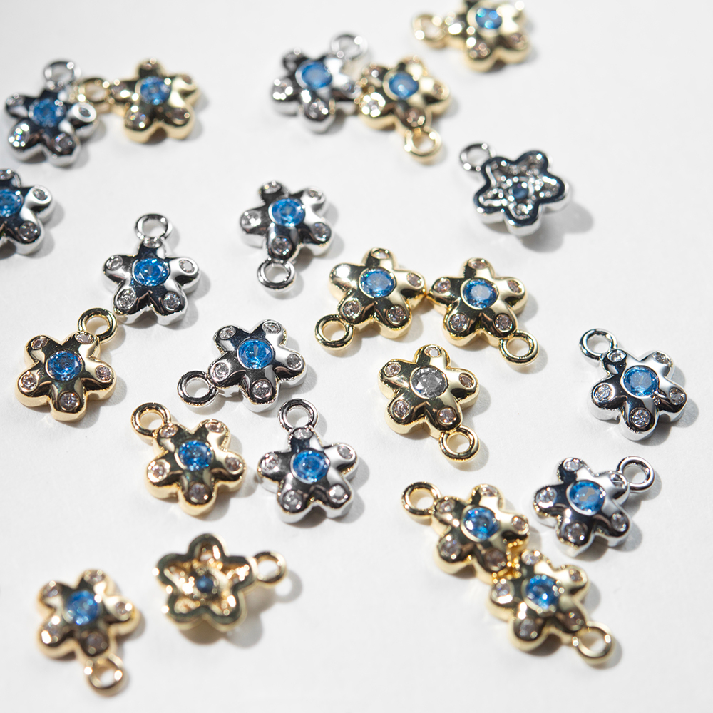 Подвеска "Цветочек" 9,5*7,5мм, голубые и прозрачные фианиты, родирование