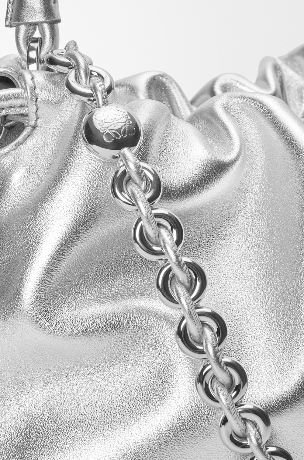 Loewe Средняя сумка-клатч Flamenco из ламинированной овечьей кожи, серебряный