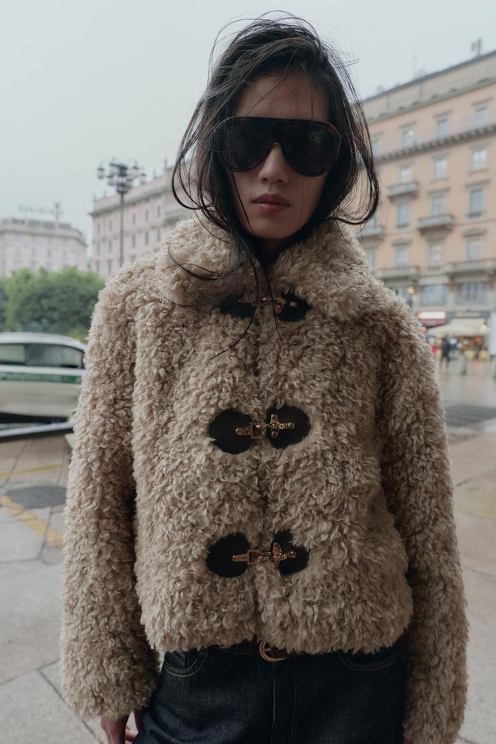 ZARA ШУБА ИЗ ИСКУССТВЕННОГО МЕХА С ЗАСТЕЖКАМИ-ТОГГЛ, РЫЖЕВАТО-КОРИЧНЕВЫЙ