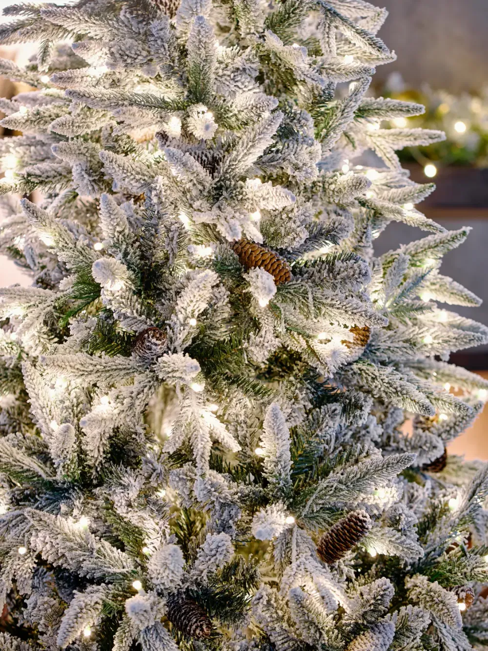 Заснеженная елка с гирляндой встроенной «ile Grande» (Литая+пвх) 240 см / 2,4 м