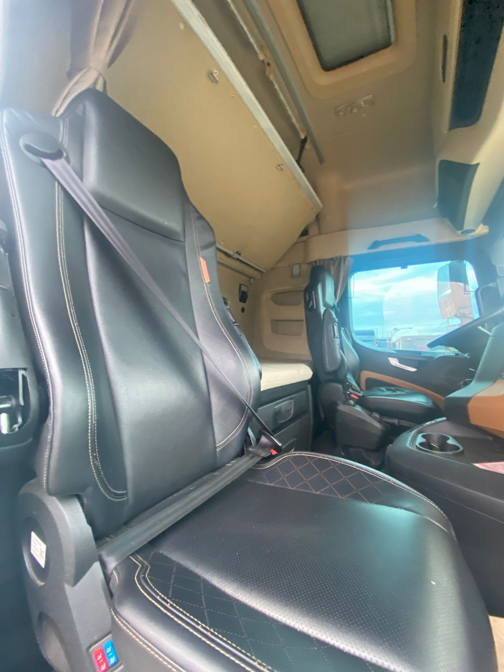 Shacman (Shaanxi) SX* 4x2 Седельный тягач SX4188YY381 (Дизельный, 12,5 л, 473 л.с., МТ)