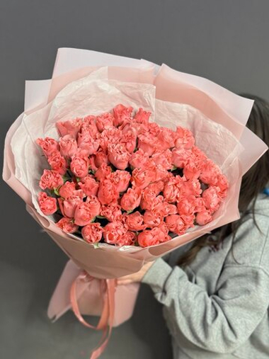 Букет из 15 кустовых пионовидных роз сорта "Валентина"