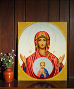 На иконе Богоматерь изображена с воздетыми горе́ руками. На лоне Пречистой Девы находится Предвечный Младенец, окруженный сиянием.