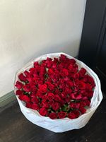 Букет 101 красная роза в оформлении