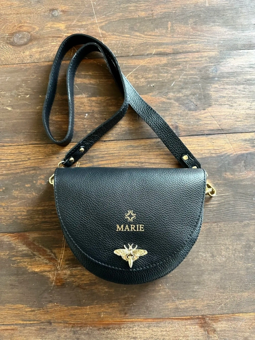 Женская кросс-боди сумка с застежкой-пчелкой из натуральной кожи черного цвета