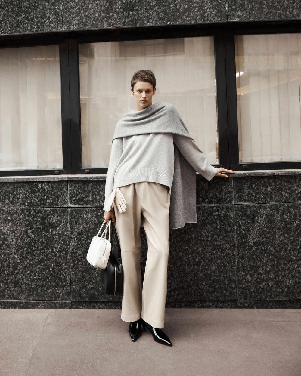 Брюки на резинке бежевого цвета