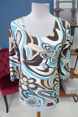 Джемпер с разноцветным принтом 44 размер