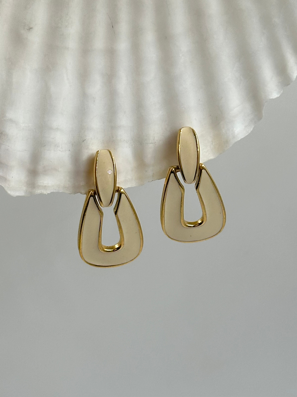 Клипсы с кремовой эмалью