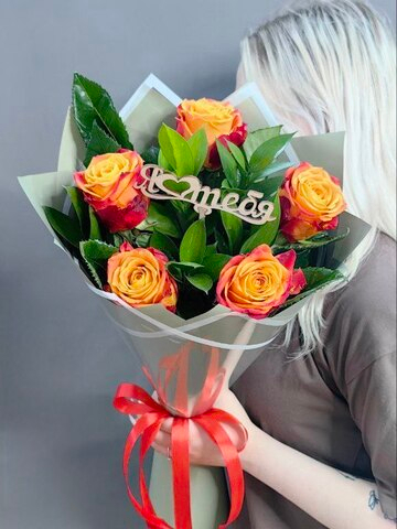 Букет из 5 роз с веточками рускуса