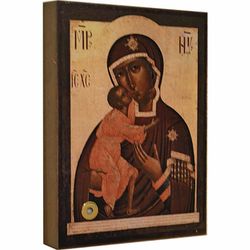 Феодоровская икона Божией Матери на доске с мощевиком.