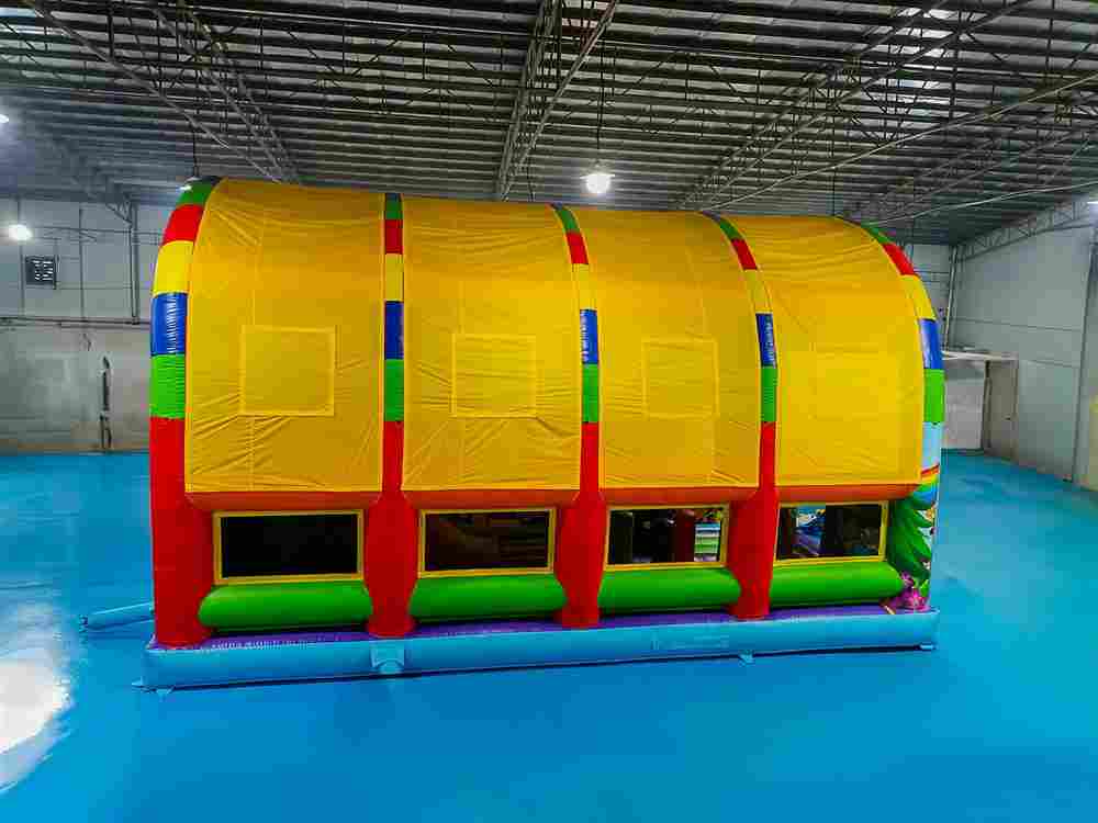 Надувной батут «Зверята с крышей» с горкой и скалодромом, 10х6х6 м