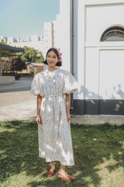 Платье с жабо и рукавами-фонариками из молочной джинсы в мелкий цветочек