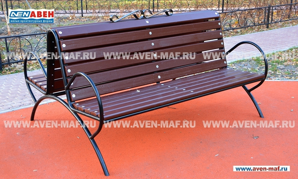 Скамейка на металлическом каркасе