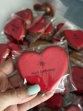 Корпоративные пряники в форме сердца с логотипом для студии маникюра