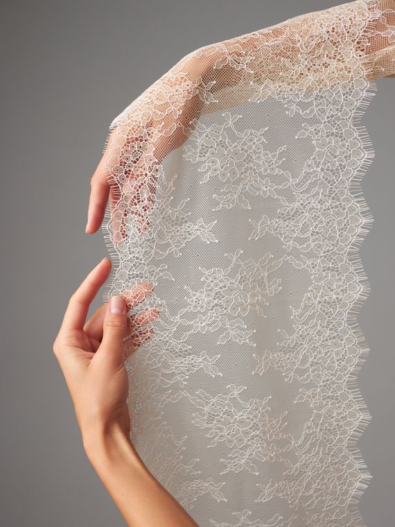 01-11 Кружево шантильи 23 см, телесный 126