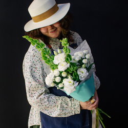 11. Стойкий букет в современном стиле с молюцеллой