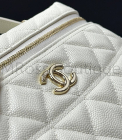 Белая сумка Chanel прямоугольная с золотой фурнитурой