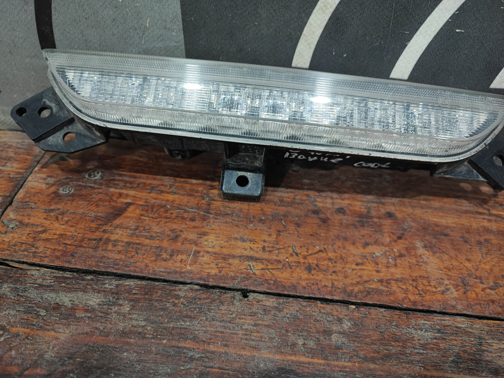 ПТФ задний центральный Geely Boyue Cool 23-нв Б/У Оригинал 8893818614