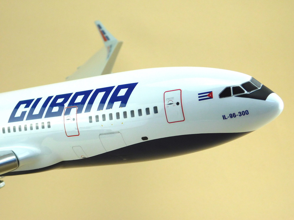 Модель самолета Ил-96-300 (М1:100, CUBANА)