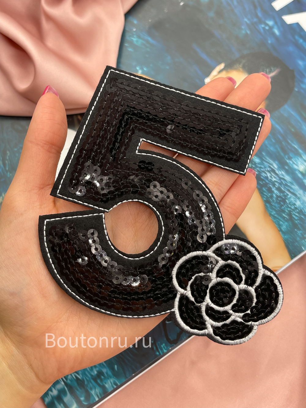 Нашивка Шан. в пайетках черная "Пятерка с цветочком"