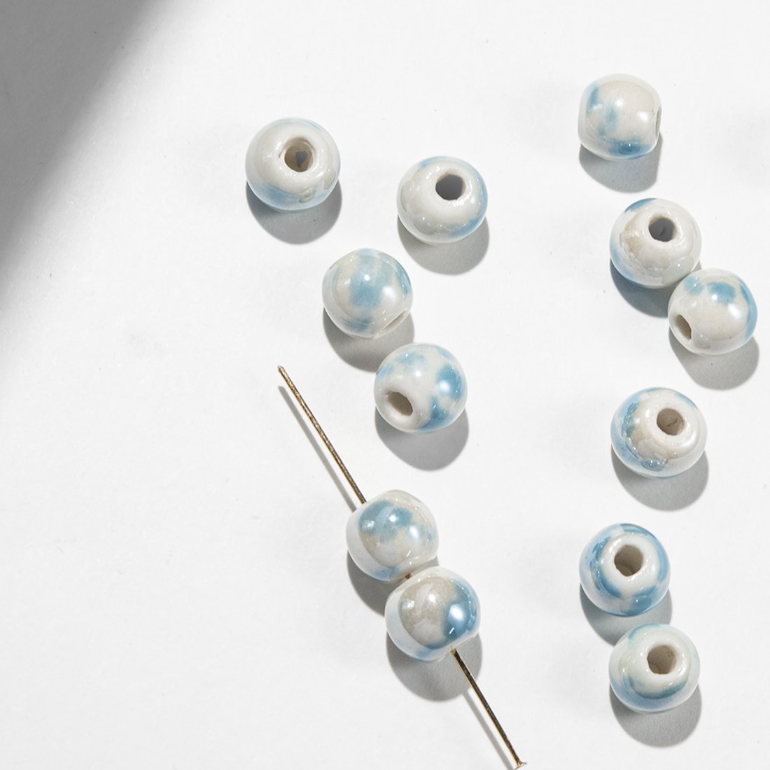 Бусина в форме шара, 9,6мм, бело-голубая, глазурированный фарфор