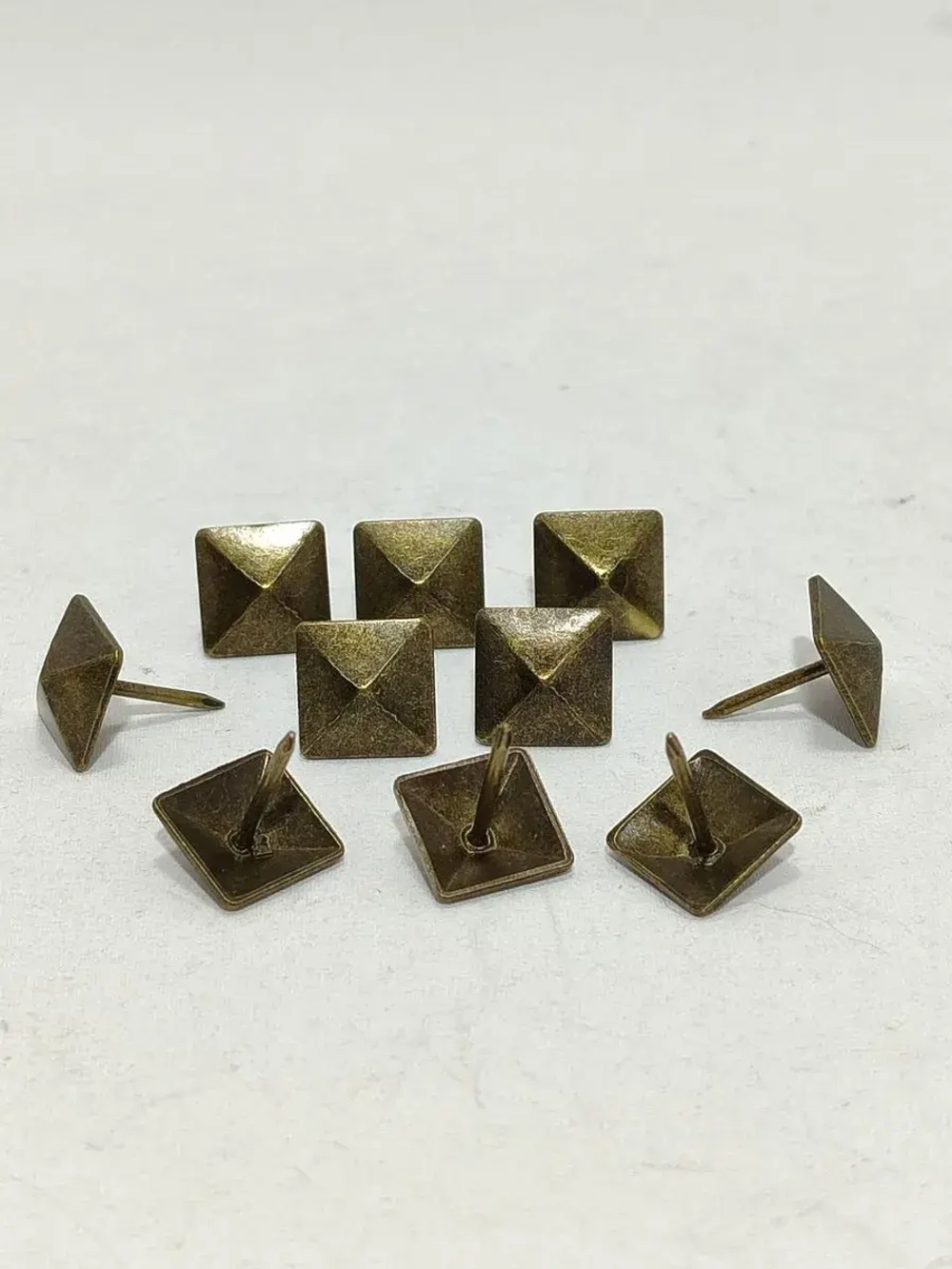 Декоративные гвозди для обивки мебели и дверей