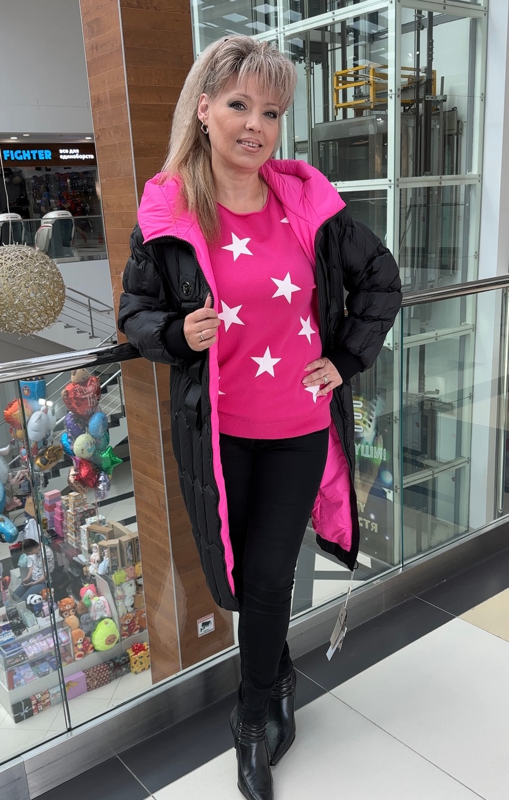 Зимнее черное пальто на пуху с отделкой фуксия