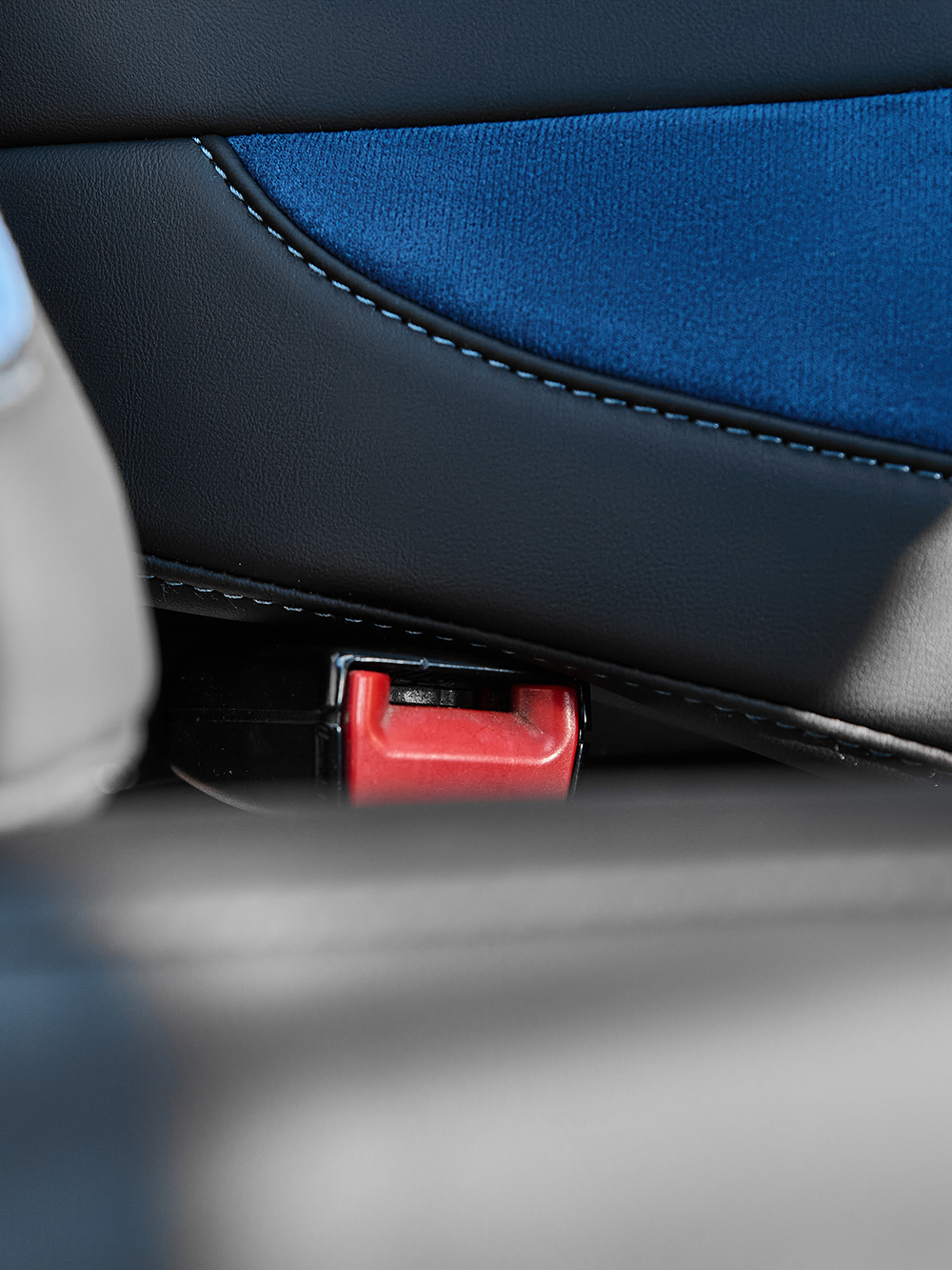 Чехлы Люкс DAF XF 106 (экокожа, черный цвет, синяя вставка)