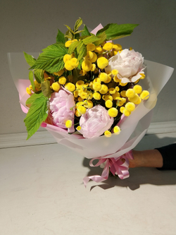 Летний солнечный букет с танацетумом и ароматными пионами Сара Бернард (С0034)