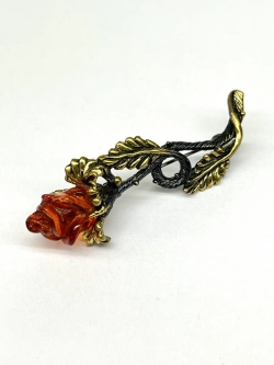 Бронзовая статуэтка на янтаре