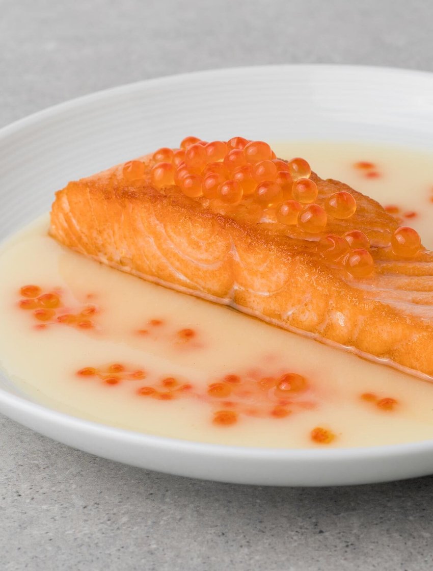 Филе лосося в соусе Велюте с икрой лосося