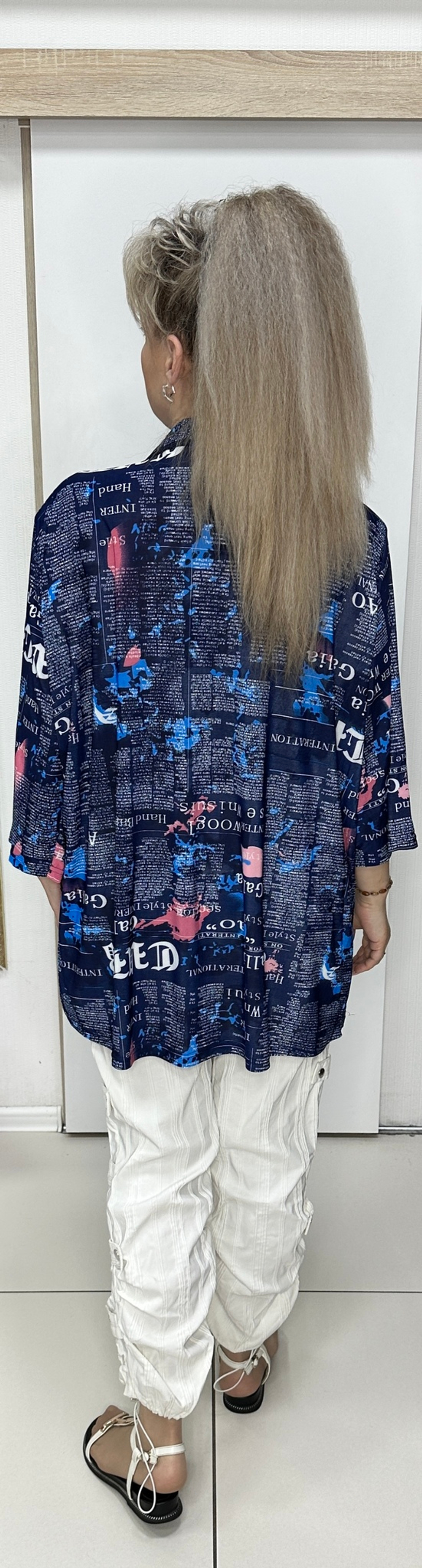 Рубашка-туника с газетным принтом в темно-синей гамме
