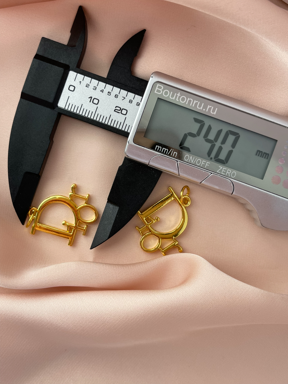 Подвеска Ди. 21х23 мм. золото