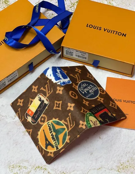 Обложка для паспорта Louis Vuitton Vivienne Holidays