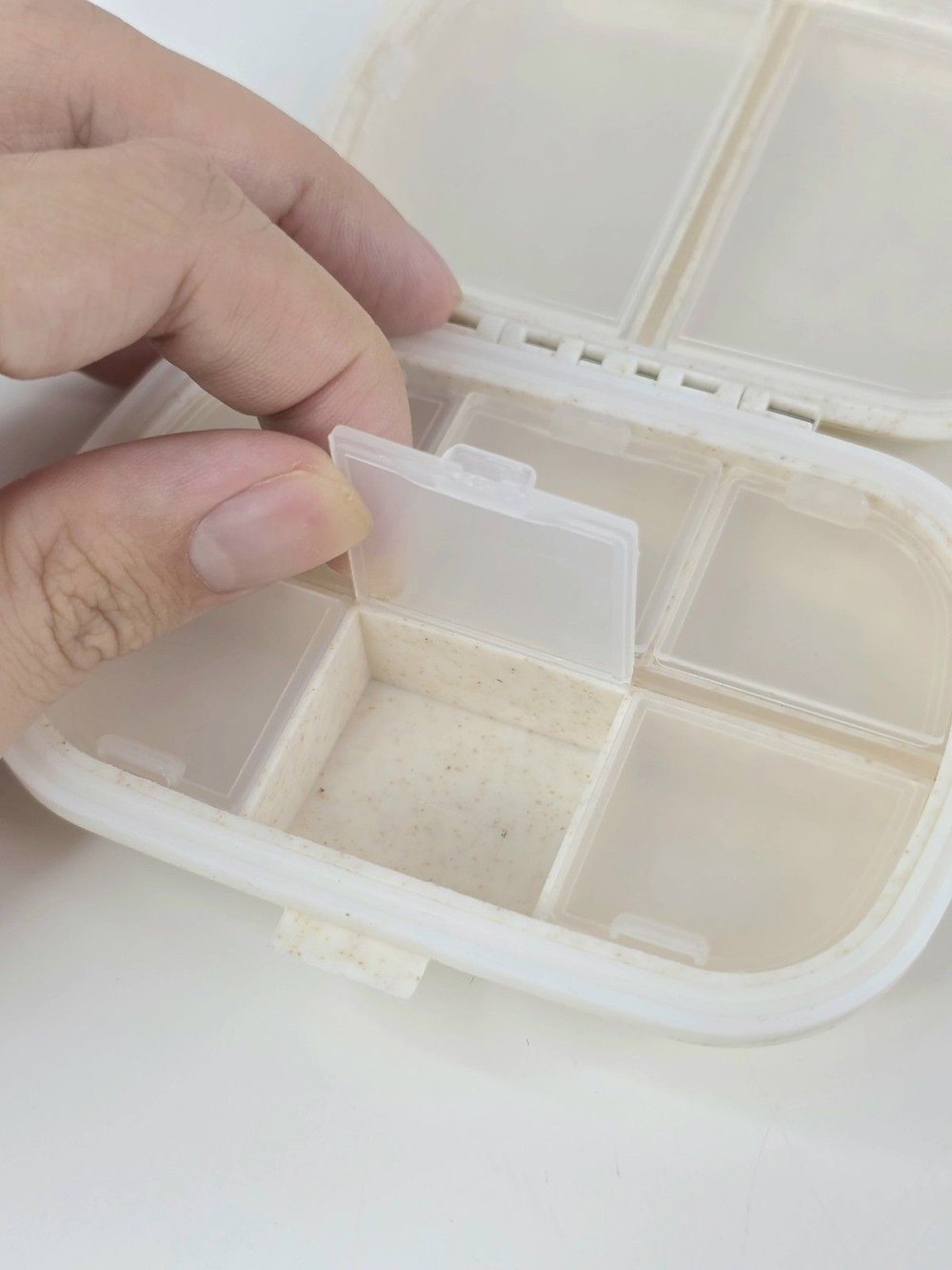 Таблетница маленькая карманная с собой на день 8 ячеек, Белая (М11-097)