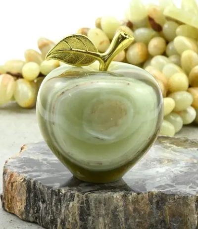 Яблоко из камня оникс 60*60*70мм.