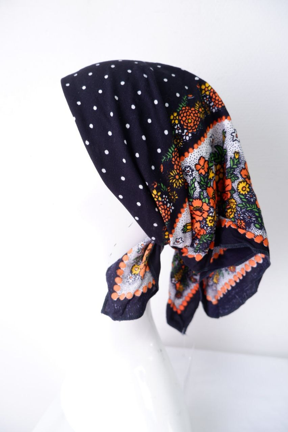 Косынка с ярким принтом