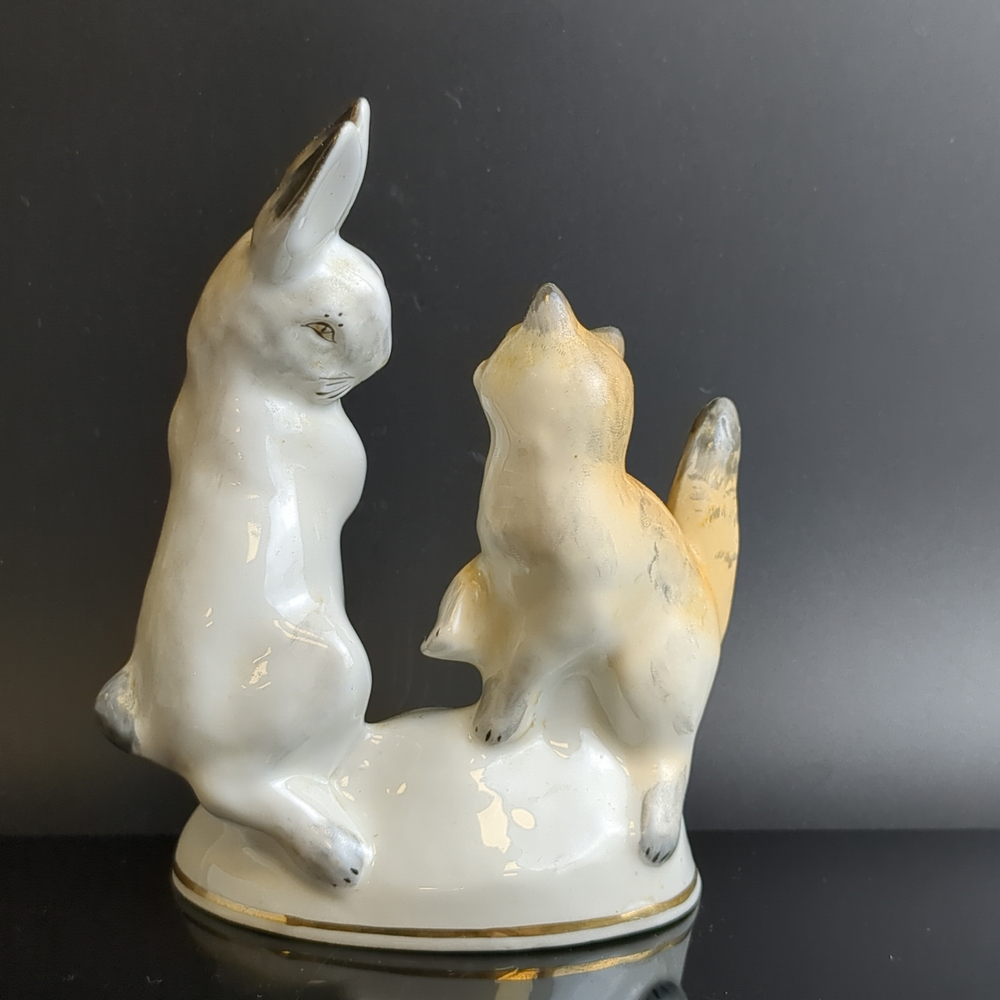 Статуэтка «Кот и заяц». Рижская фарфоровая фабрика. Фарфор, роспись. 1950-е г. Автор Лиза Дзегузе