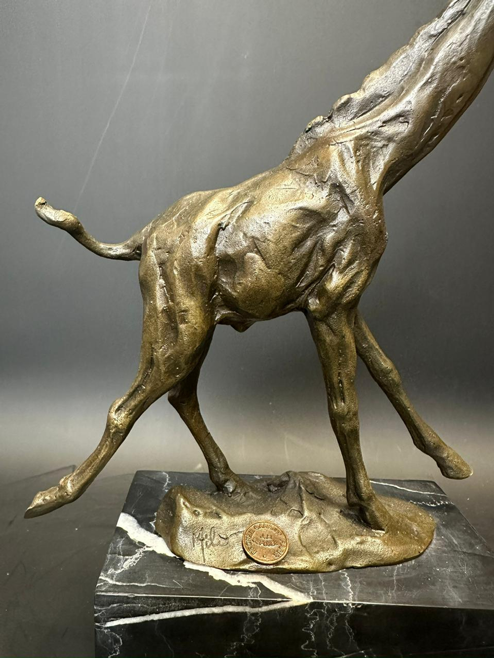 Бронзовая статуэтка «Жираф на постаменте»