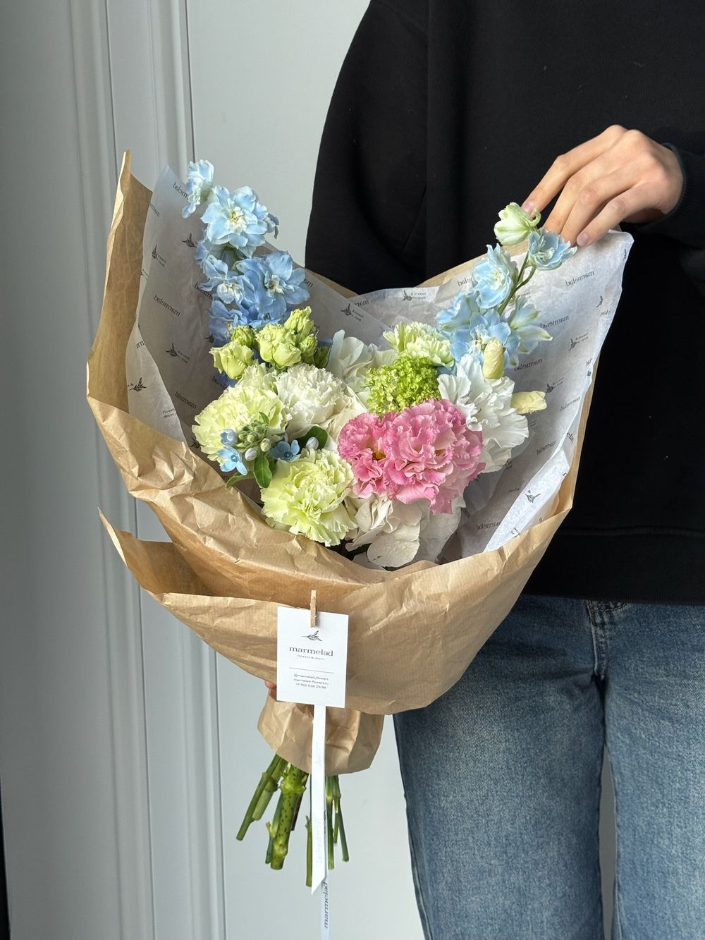 Букет из гортензии, дельфиниума, вибурнума, оксипеталума и лизиантуса